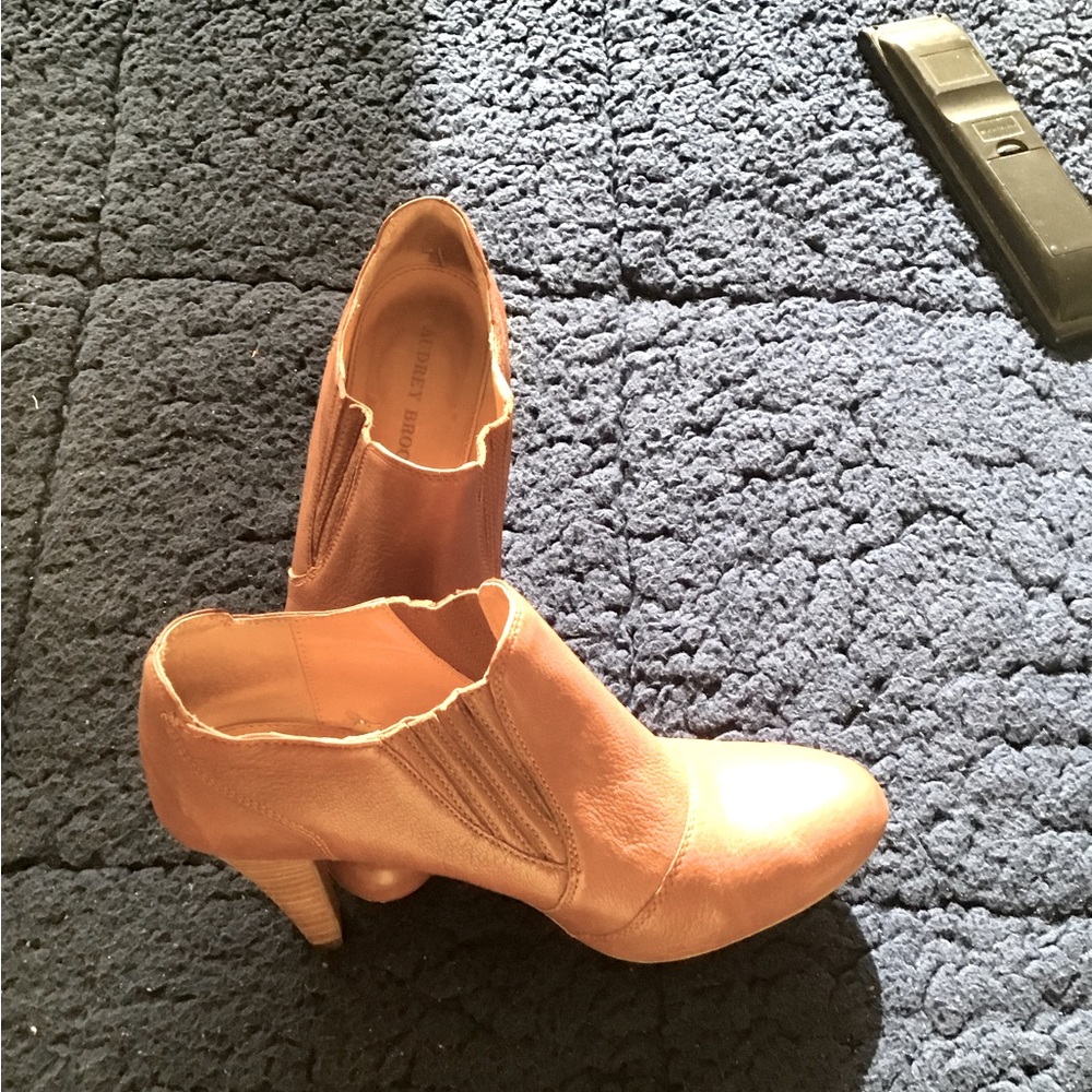 Camel leather bootie. Women’s size 9